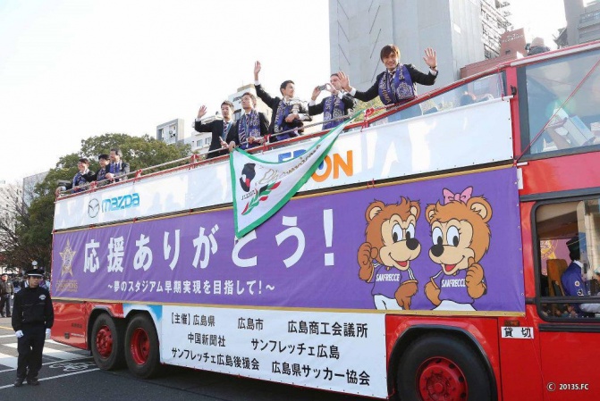 サンフレッチェ広島　優勝パレード　バス装飾